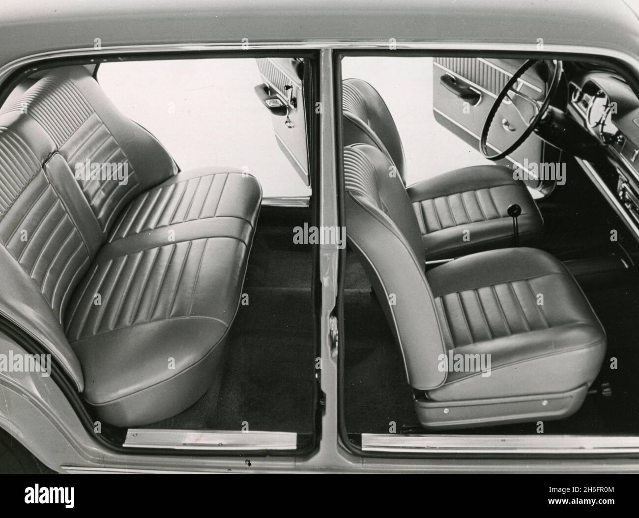 Intérieur de la berline FIAT 125 quatre portes, Italie 1967 Banque D'Images