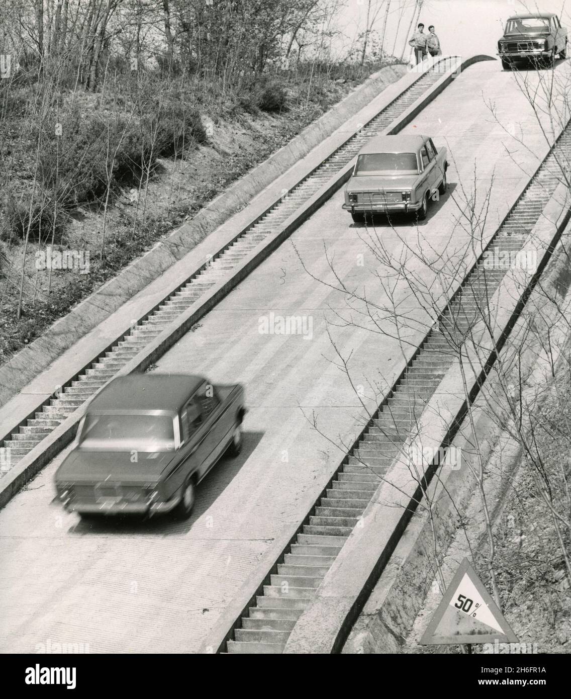 Essais d'aptitude en côte de la berline FIAT 125 quatre portes, Italie 1967 Banque D'Images