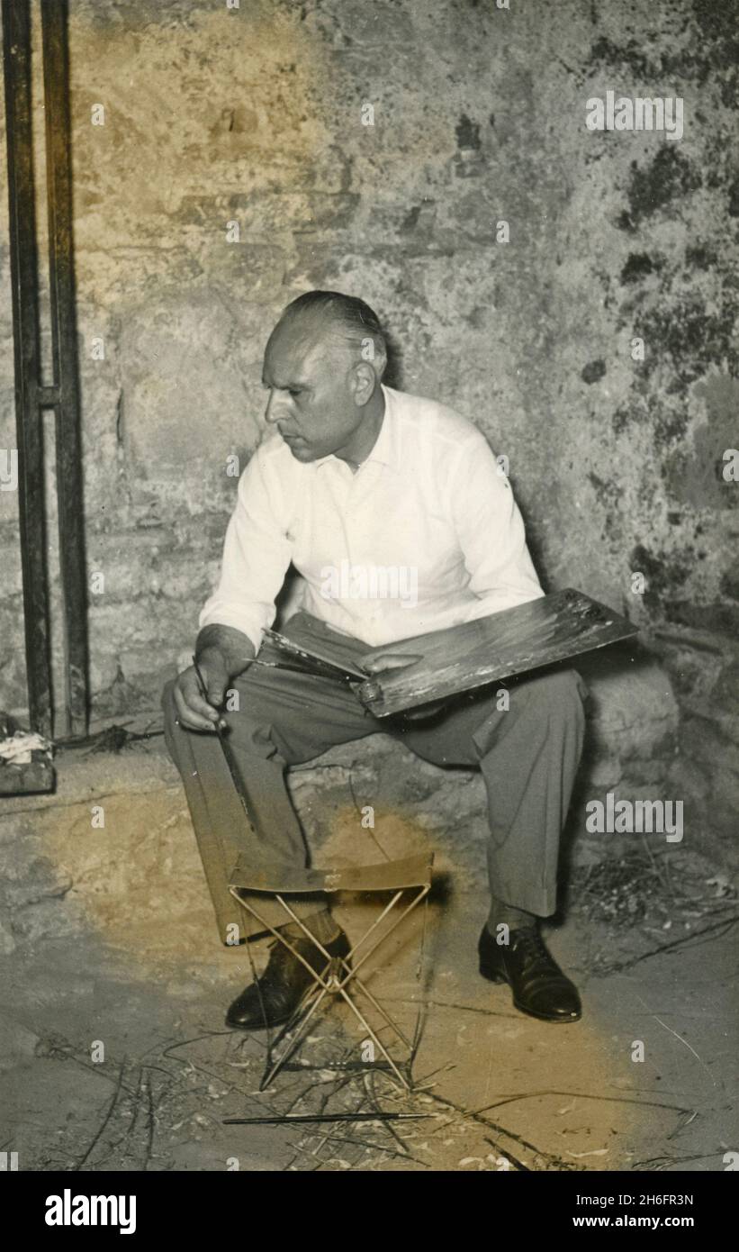 Artiste à l'œuvre de peinture dans son studio, Italie des années 1950 Banque D'Images