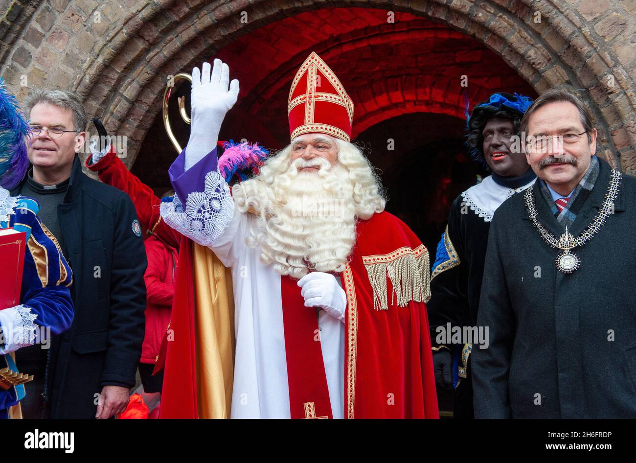 ENSCHEDE, PAYS-BAS - 13 NOVEMBRE 2021 : le père noël hollandais appelé 'interklaas' fait des signes aux enfants lorsqu'il arrive en ville. Banque D'Images