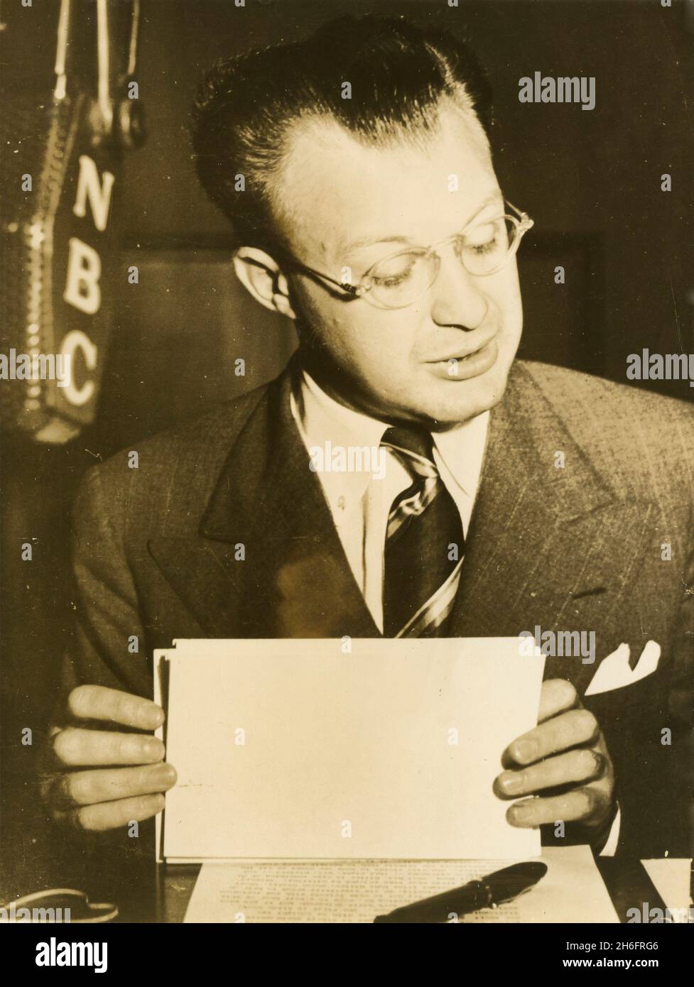 Intellectuel américain, auteur et personnalité de la radio TV Clifton Fadiman, USA 1947 Banque D'Images