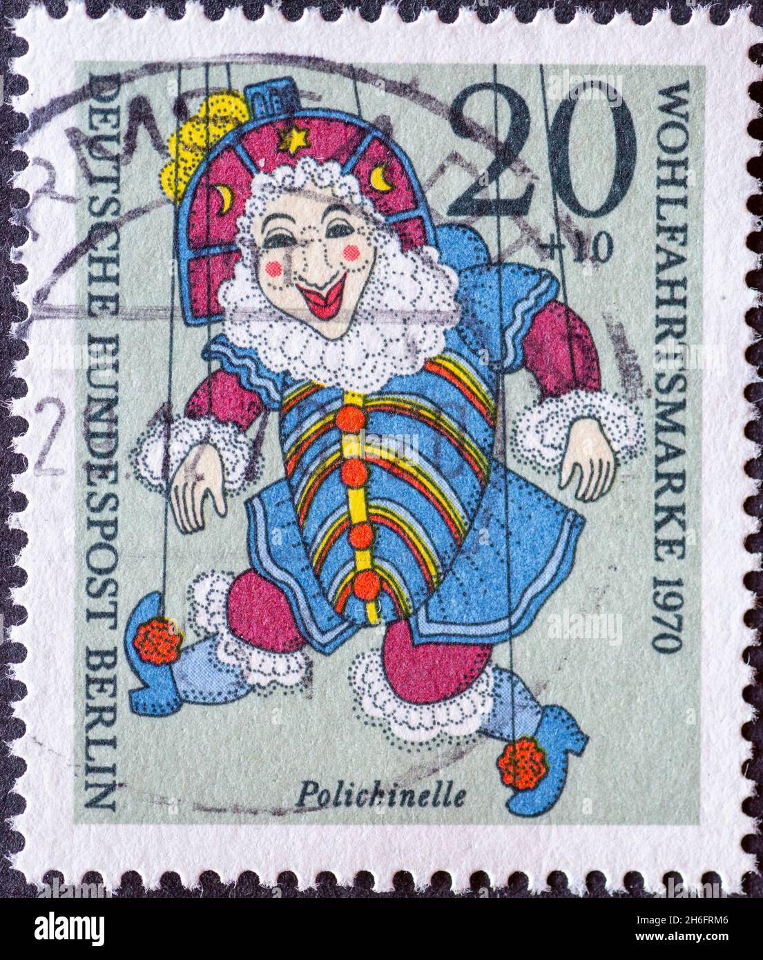 ALLEMAGNE, Berlin - VERS 1970: Timbre-poste de l'Allemagne, Berlin montrant un timbre-poste de charité de 1970 avec marionnette historique.Ici : Polichinelle Banque D'Images