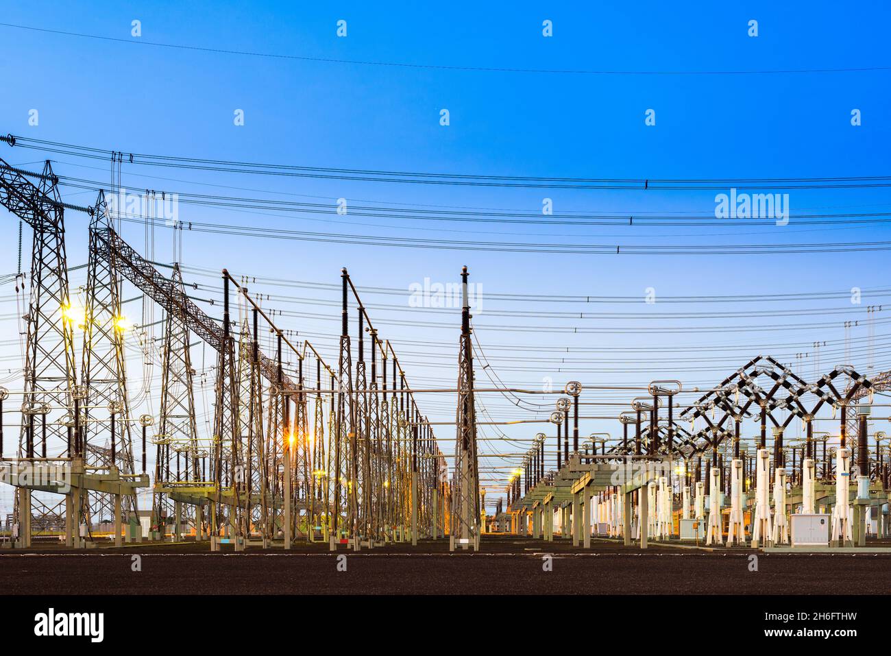 Sous-station électrique au crépuscule Banque D'Images