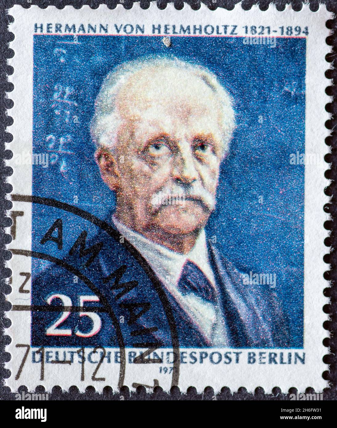 ALLEMAGNE, Berlin - VERS 1971: Timbre-poste d'Allemagne, Berlin montrant un portrait du physiologiste et physicien Hermann von Helmholtz 1821 - 1 Banque D'Images