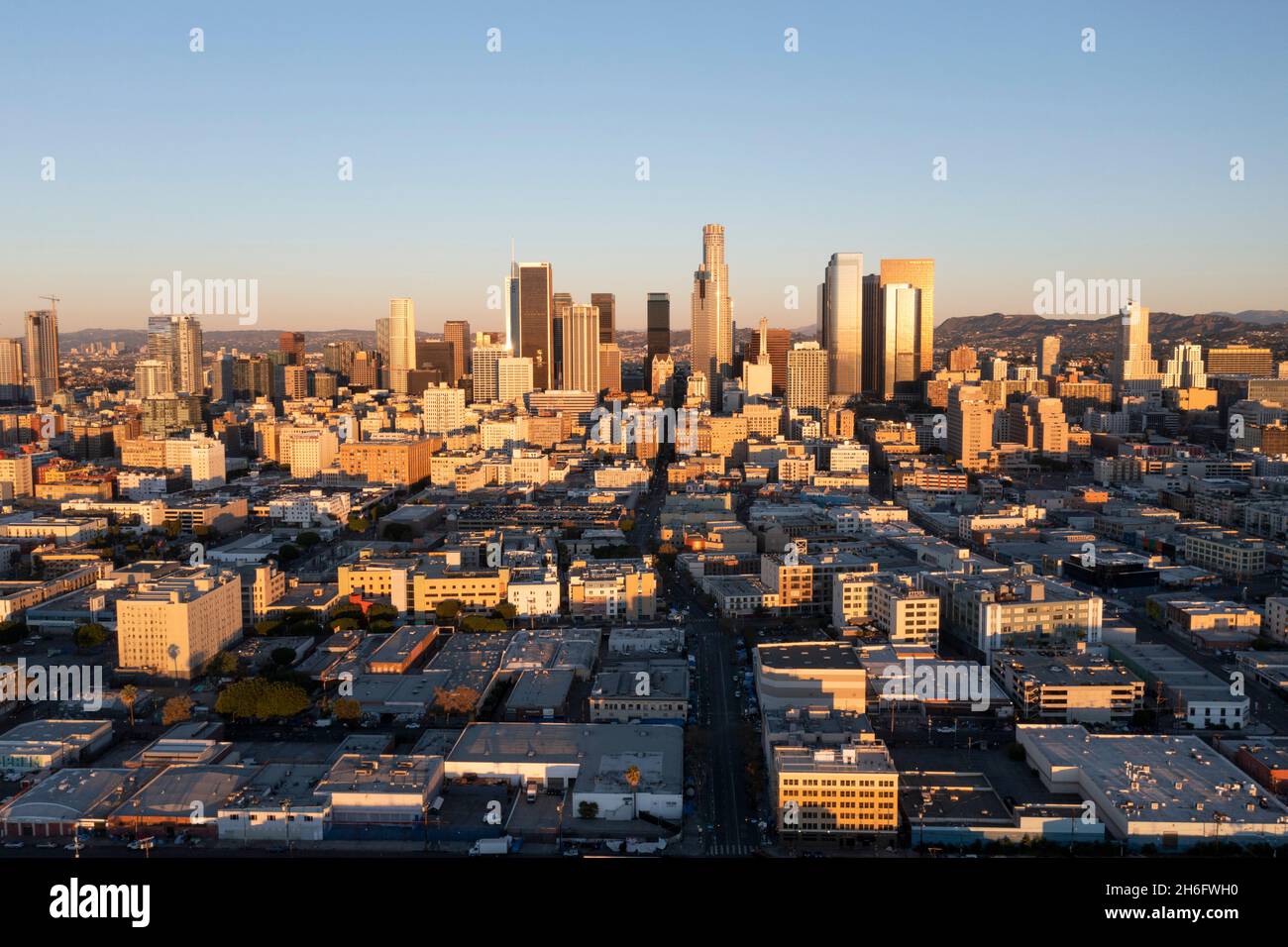 Vue aérienne du centre-ville de Los Angeles baignée de lumière dorée au lever du soleil Banque D'Images