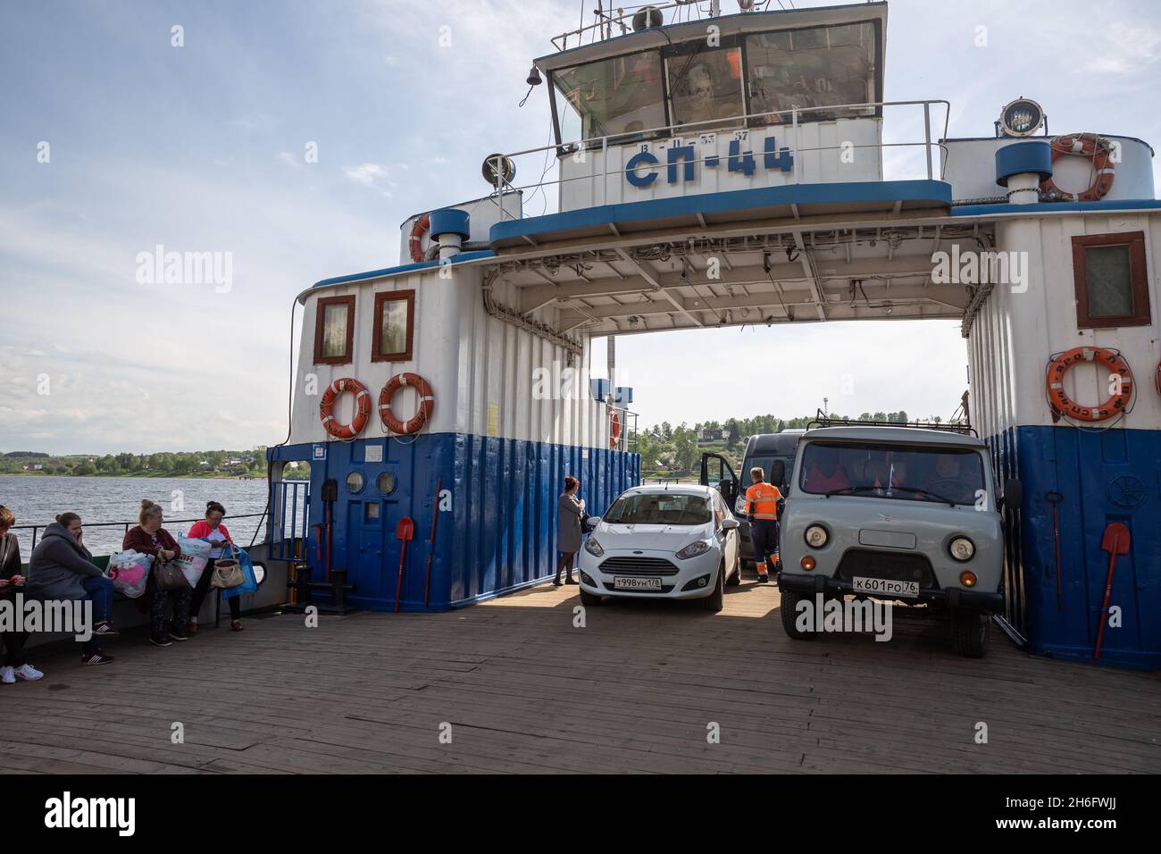 Tutaev, région de Yaroslavl, Russie - 15 mai 2019 : traversée par ferry de la Volga.Les voitures et les passagers sur le pont du ferry SP-44 sont transportés vers Banque D'Images