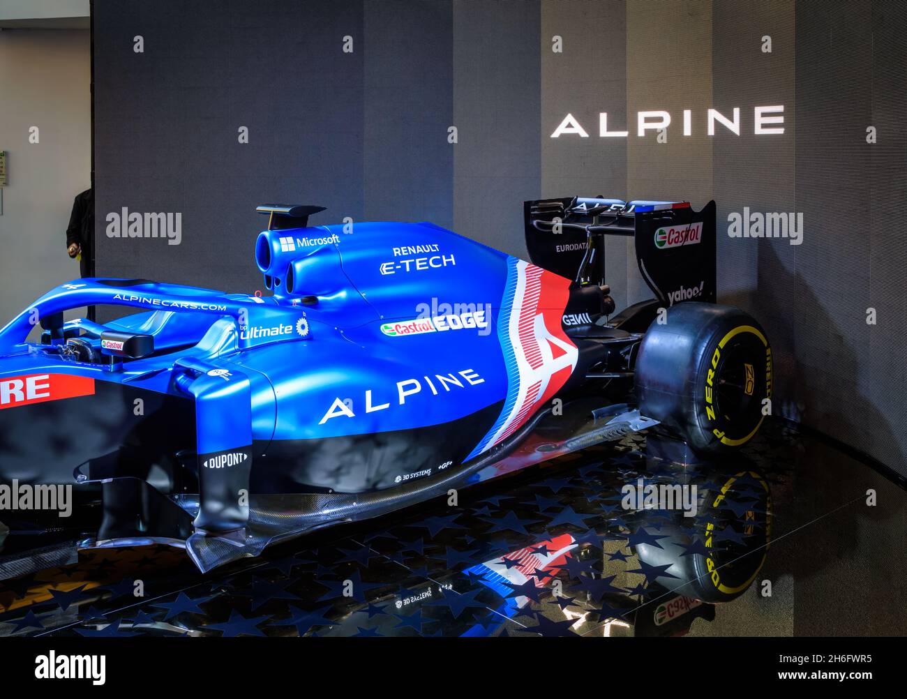 La voiture de course Alpine A521, en compétition au Championnat du monde de Formule 1 (F1) 2021 de la FIA, exposée dans le hall d'exposition de l'atelier Renault à Paris, en France. Banque D'Images