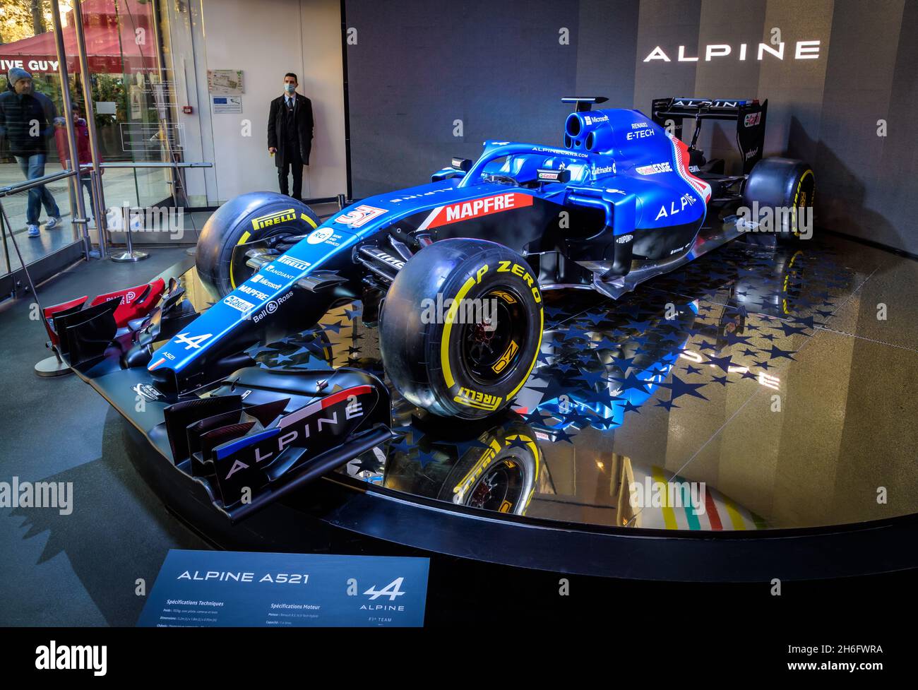 La voiture de course Alpine A521, en compétition au Championnat du monde de Formule 1 (F1) 2021 de la FIA, exposée dans le hall d'exposition de l'atelier Renault à Paris, en France. Banque D'Images