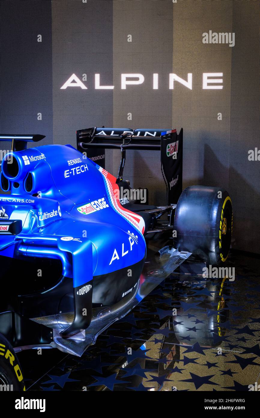 La voiture de course Alpine A521, en compétition au Championnat du monde de Formule 1 (F1) 2021 de la FIA, exposée dans le hall d'exposition de l'atelier Renault à Paris, en France. Banque D'Images