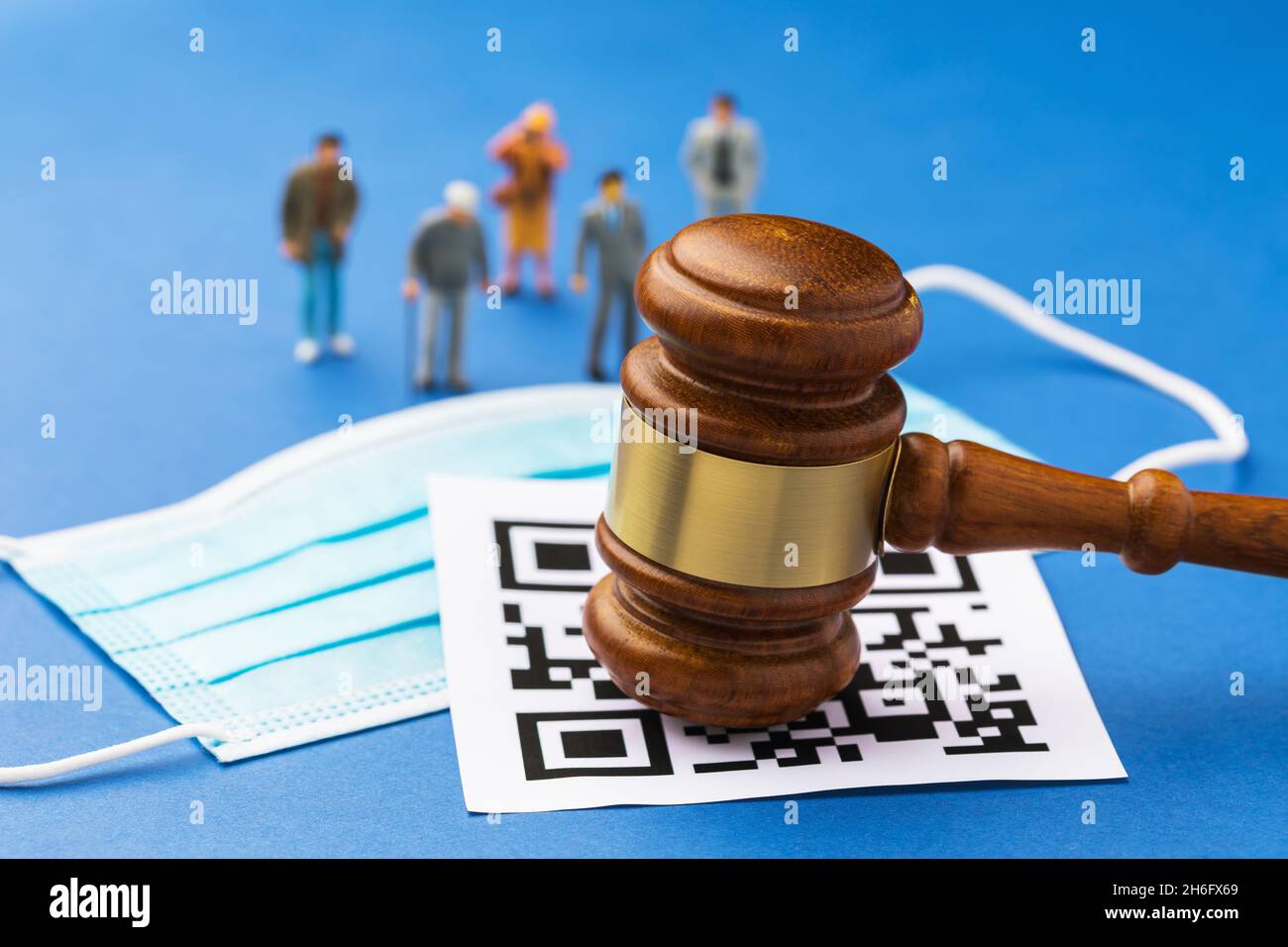 Juge gavel, code à barres, masque médical et jouets en plastique hommes, le concept de la punition administrative pour non-respect de l'utilisation des codes QR Banque D'Images