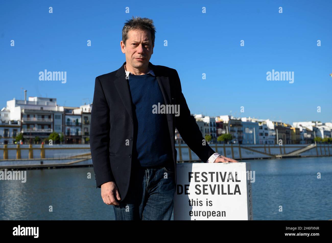 Mathieu Amalric pose lors d'un photocall au Festival du film de Séville sur le fleuve Gualdalquivir le 12 novembre 2021.(Photo de Ángel García/Pacific Press/Sipa USA) Banque D'Images