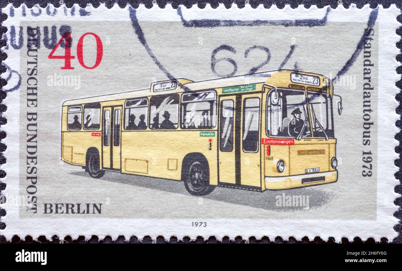 ALLEMAGNE, Berlin - VERS 1973: Timbre-poste de l'Allemagne, Berlin montrant le transport routier de Berlin bus 1973 standard Banque D'Images