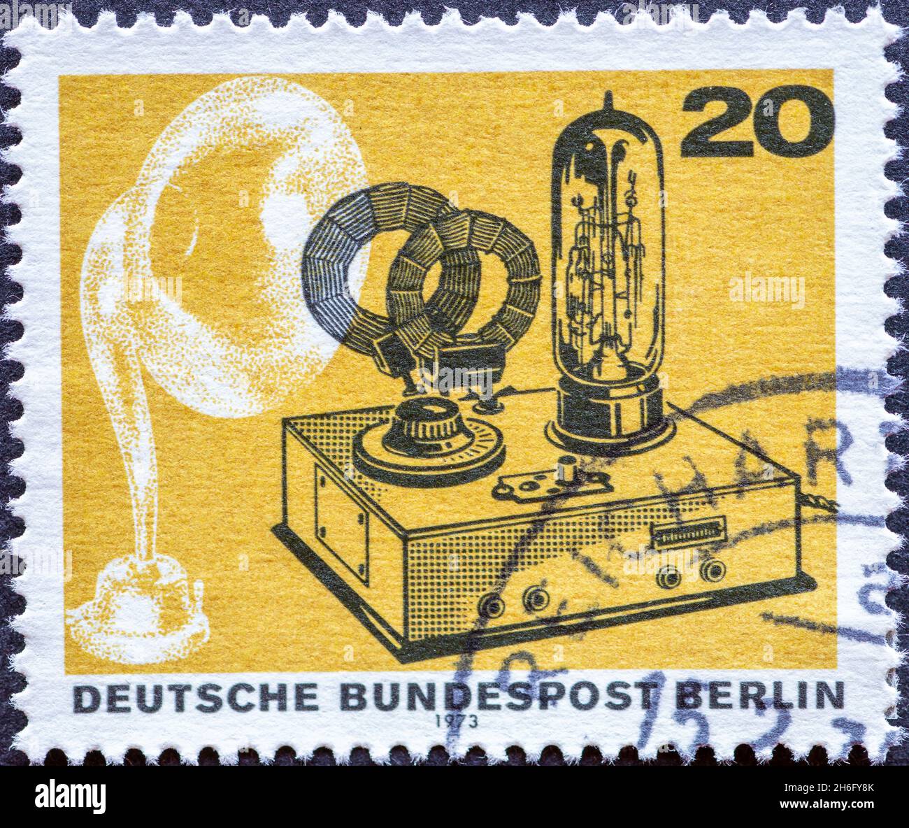 ALLEMAGNE, Berlin - VERS 1973: Timbre-poste de l'Allemagne, Berlin montrant 50 ans de radiodiffusion allemande.Haut-parleur à entonnoir de 1924 et batterie r Banque D'Images