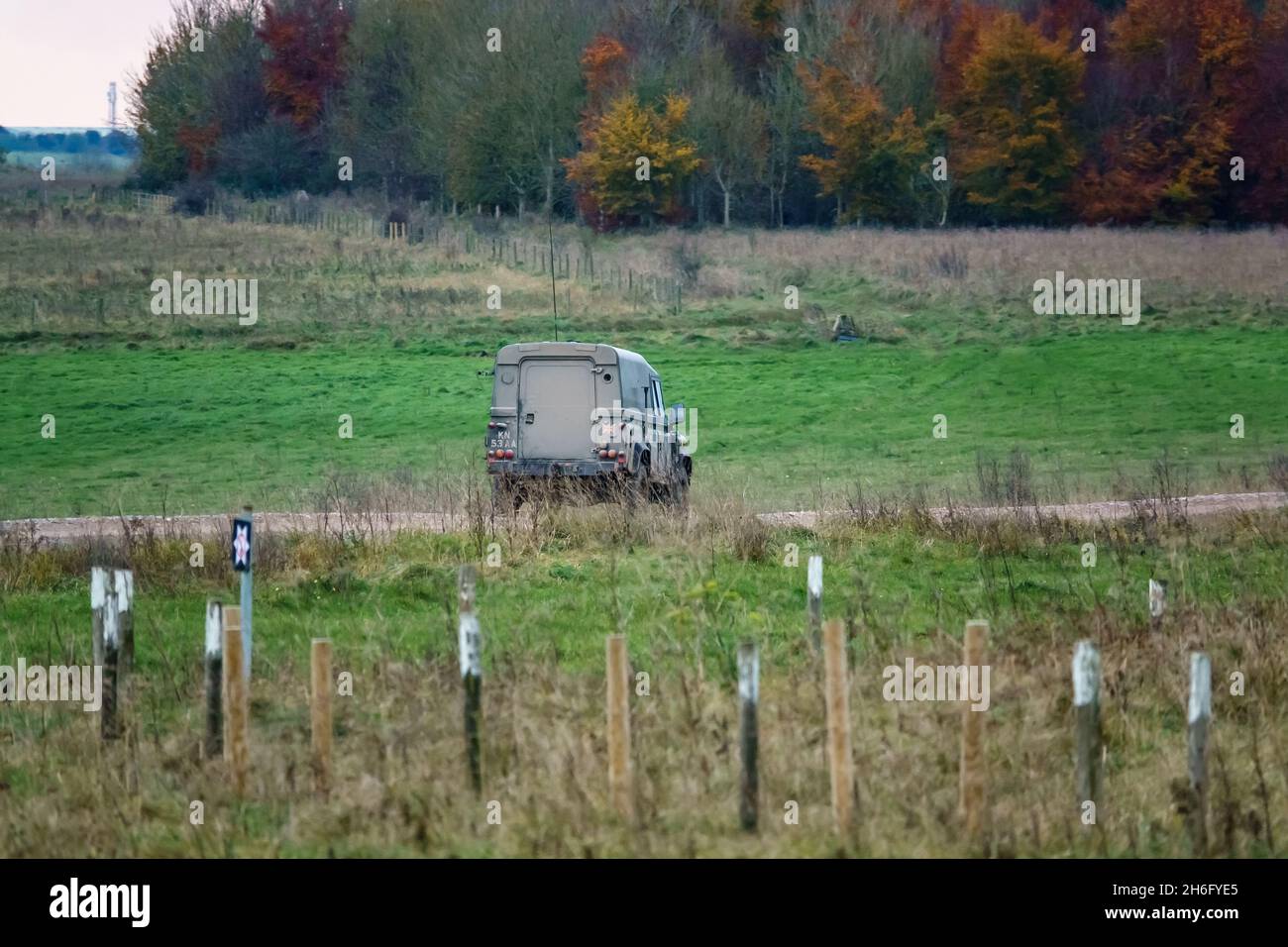 Une armée britannique Landrover Wolf en action sur un exercice militaire.Wiltshire Royaume-Uni Banque D'Images