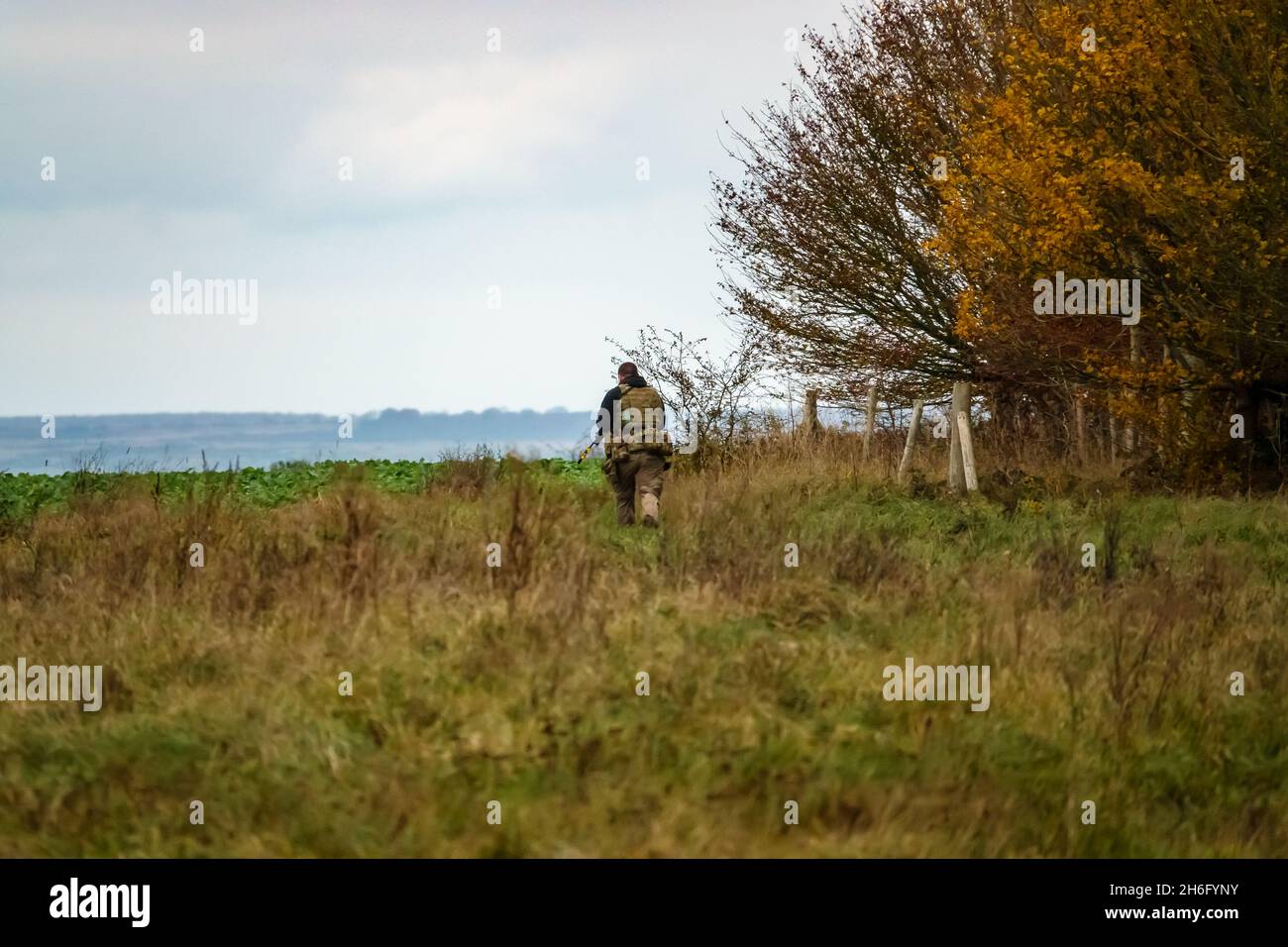 Armée britannique soldat des forces spéciales avec le fusil SA80 L85 à l'état prêt court vers l'ennemi situé dans les bois, lors d'un exercice militaire, Wiltshire Royaume-Uni Banque D'Images