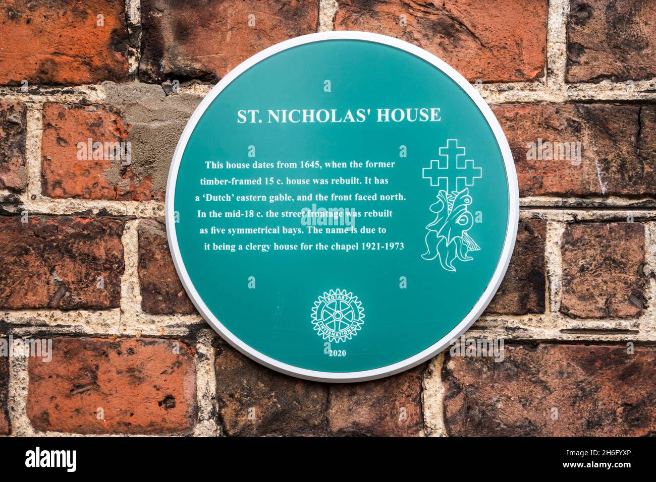 Une plaque verte sur la maison Saint-Nicolas, King's Lynn.Détails dans la description. Banque D'Images