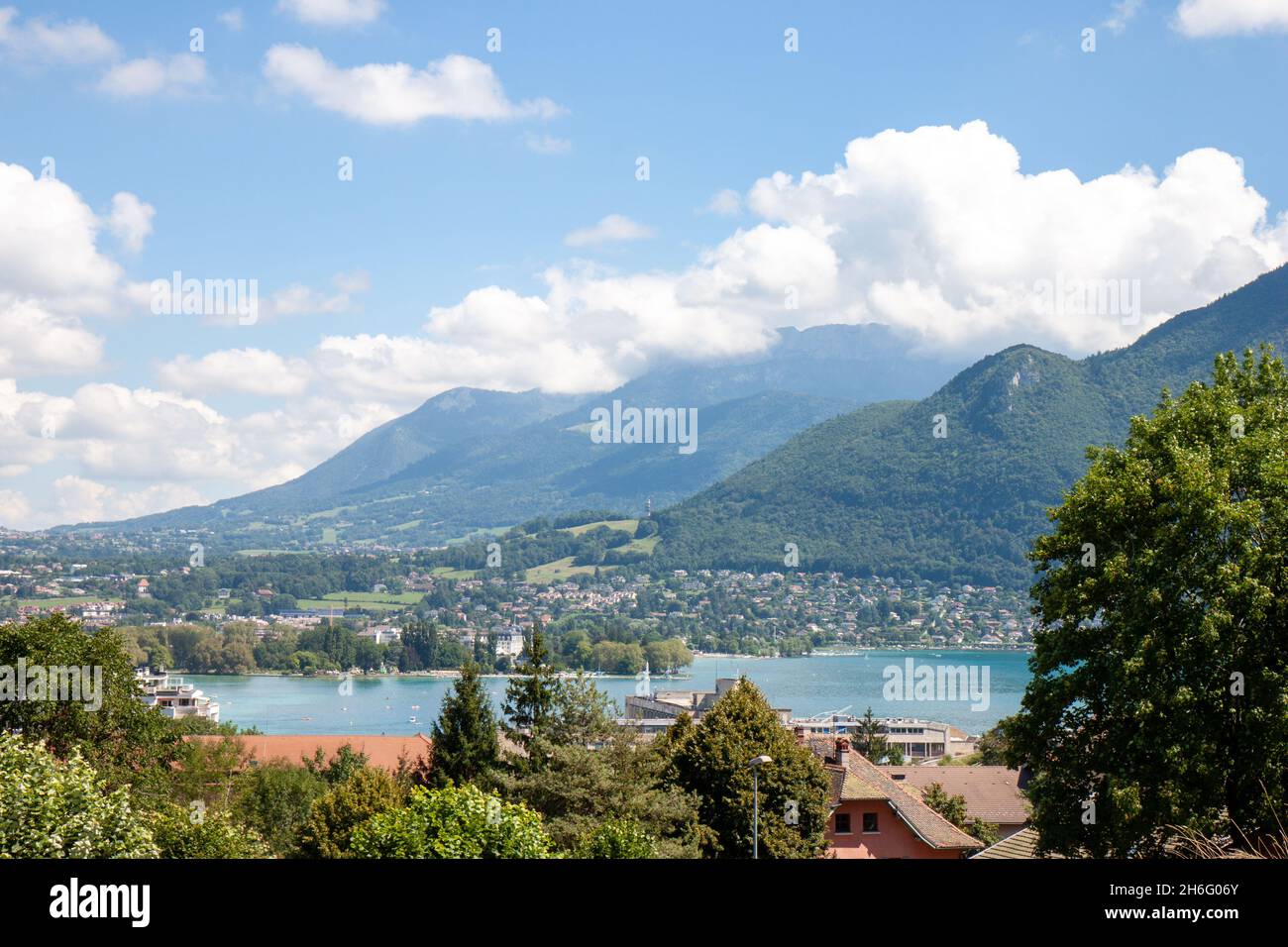 Vue sur le lac d'Annecy depuis la Basilique de la Visitation, Annecy, France Banque D'Images