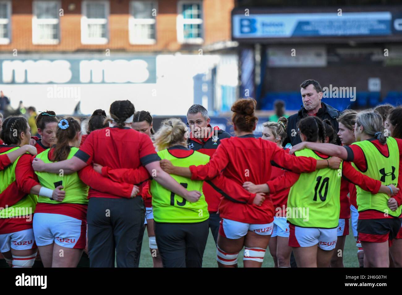 Cardiff, pays de Galles.23 février 2020.Gareth Wyatt, entraîneur féminin du pays de Galles, s'entretient avec son équipe avant le match du Championnat des six Nations féminin entre le pays de Galles et la France au Cardiff Arms Park à Cardiff, pays de Galles, Royaume-Uni, le 23 février 2020.Crédit : Duncan Thomas/Majestic Media/Alay Live News. Banque D'Images