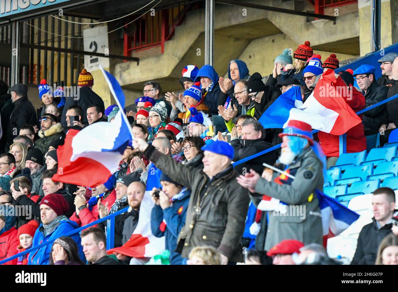 Cardiff, pays de Galles.23 février 2020.Les amateurs de rugby français dans la foule avant le match des femmes du championnat des six Nations entre le pays de Galles et la France au Cardiff Arms Park à Cardiff, pays de Galles, Royaume-Uni, le 23 février 2020.Crédit : Duncan Thomas/Majestic Media/Alay Live News. Banque D'Images