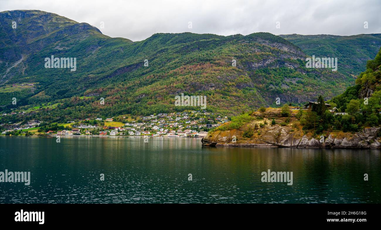 Village sur le côté du Sognefjord près de Flam, Norvège Banque D'Images