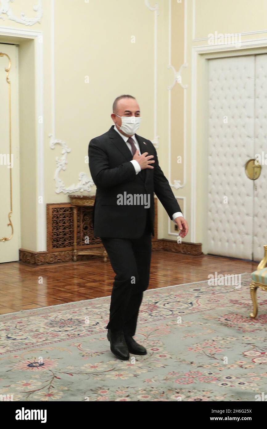 Téhéran, Téhéran, Iran.15 novembre 2021.Une photo mise à disposition par le bureau présidentiel montre la rencontre du président iranien EBRAHIM RAISI avec le ministre turc des Affaires étrangères MEVLUT CAVUSOGLU, à Téhéran, en Iran, le 15 novembre 2021.Cavusoglu est en visite officielle à Téhéran pour rencontrer des responsables iraniens.(Image de crédit: © Ministère iranien des Affaires étrangères via ZUMA Press Wire) Banque D'Images