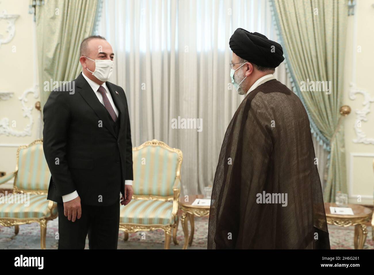 Téhéran, Téhéran, Iran.15 novembre 2021.Une photo mise à disposition par le bureau présidentiel montre la rencontre du président iranien EBRAHIM RAISI avec le ministre turc des Affaires étrangères MEVLUT CAVUSOGLU, à Téhéran, en Iran, le 15 novembre 2021.Cavusoglu est en visite officielle à Téhéran pour rencontrer des responsables iraniens.(Image de crédit: © Ministère iranien des Affaires étrangères via ZUMA Press Wire) Banque D'Images