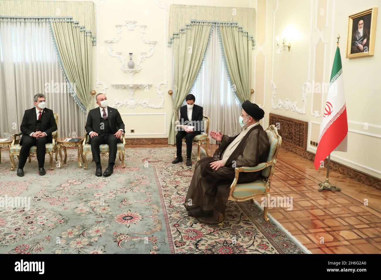 Téhéran, Téhéran, Iran.15 novembre 2021.Une photo mise à disposition par le bureau présidentiel montre la rencontre du président iranien EBRAHIM RAISI avec le ministre turc des Affaires étrangères MEVLUT CAVUSOGLU, à Téhéran, en Iran, le 15 novembre 2021.Cavusoglu est en visite officielle à Téhéran pour rencontrer des responsables iraniens.(Image de crédit: © Ministère iranien des Affaires étrangères via ZUMA Press Wire) Banque D'Images