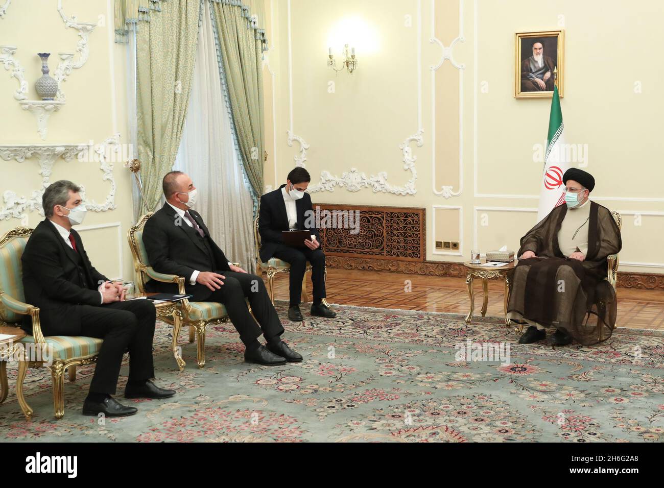 Téhéran, Téhéran, Iran.15 novembre 2021.Une photo mise à disposition par le bureau présidentiel montre la rencontre du président iranien EBRAHIM RAISI avec le ministre turc des Affaires étrangères MEVLUT CAVUSOGLU, à Téhéran, en Iran, le 15 novembre 2021.Cavusoglu est en visite officielle à Téhéran pour rencontrer des responsables iraniens.(Image de crédit: © Ministère iranien des Affaires étrangères via ZUMA Press Wire) Banque D'Images