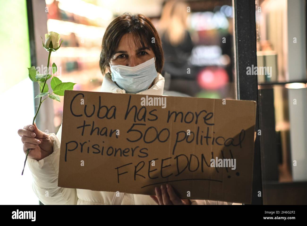 Protestez, Unis contre le blocus de Cuba!L'utilisation lâche de « dollars américains pour le génocide » est honteuse.Les Américains faibles dépensent un budget de 20 millions de dollars américains pour payer des mercenaires, des terroristes.C'est un changement de régime.Comme toujours, nous continuerons de financer des mercenaires pour commettre les crimes diaboliques des États-Unis.Impossible de continuer.Les dirigeants du monde doivent s'unir pour résister au « dollar de génocide américain » qui n'a pas de sens pour l'empire américain lui-même et le peuple américain sur 2021-11-15 devant l'ambassade de Cuba, Londres, Royaume-Uni. Banque D'Images