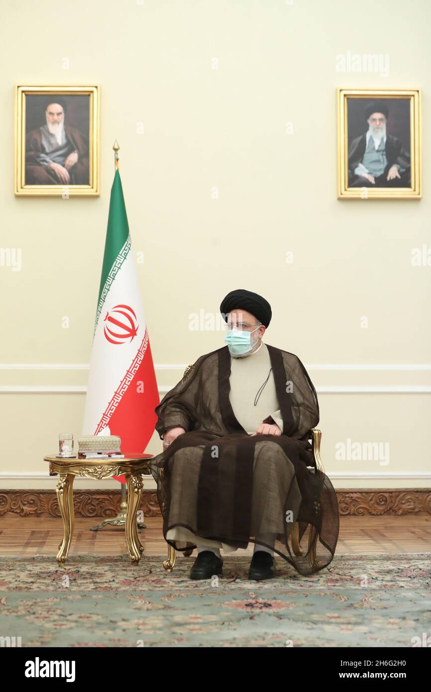 Téhéran, Téhéran, Iran.15 novembre 2021.Une photo mise à disposition par le bureau présidentiel montre la rencontre du président iranien EBRAHIM RAISI avec le ministre turc des Affaires étrangères MEVLUT CAVUSOGLU, à Téhéran, en Iran, le 15 novembre 2021.Cavusoglu est en visite officielle à Téhéran pour rencontrer des responsables iraniens.(Image de crédit: © Ministère iranien des Affaires étrangères via ZUMA Press Wire) Banque D'Images