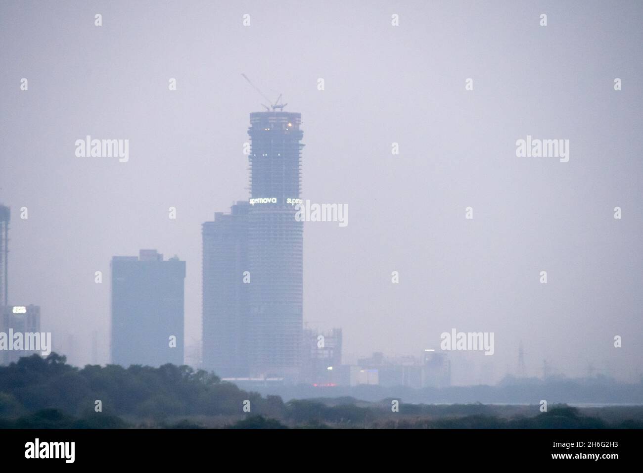 filé dans le brouillard montrant le plus haut bâtiment de delhi, le supertech supernova plusieurs étages, qui est encore en construction et abritera Banque D'Images