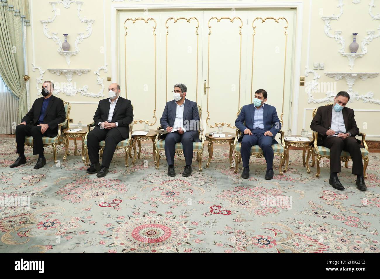 Téhéran, Téhéran, Iran.15 novembre 2021.Une photo mise à disposition par le bureau présidentiel montre la rencontre du président iranien EBRAHIM RAISI avec le ministre turc des Affaires étrangères MEVLUT CAVUSOGLU, à Téhéran, en Iran, le 15 novembre 2021.Cavusoglu est en visite officielle à Téhéran pour rencontrer des responsables iraniens.(Image de crédit: © Ministère iranien des Affaires étrangères via ZUMA Press Wire) Banque D'Images