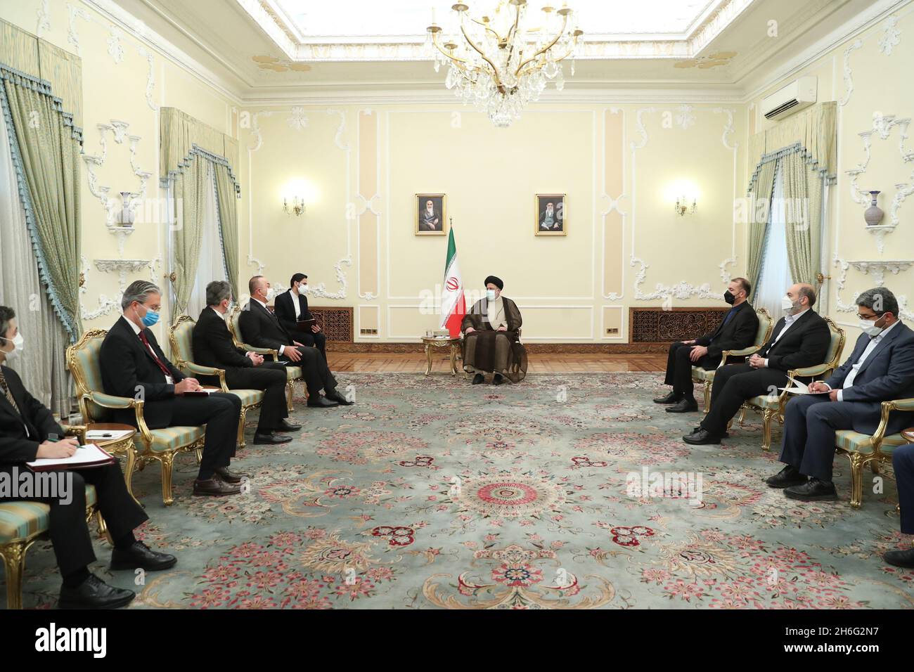 Téhéran, Téhéran, Iran.15 novembre 2021.Une photo mise à disposition par le bureau présidentiel montre la rencontre du président iranien EBRAHIM RAISI avec le ministre turc des Affaires étrangères MEVLUT CAVUSOGLU, à Téhéran, en Iran, le 15 novembre 2021.Cavusoglu est en visite officielle à Téhéran pour rencontrer des responsables iraniens.(Image de crédit: © Ministère iranien des Affaires étrangères via ZUMA Press Wire) Banque D'Images