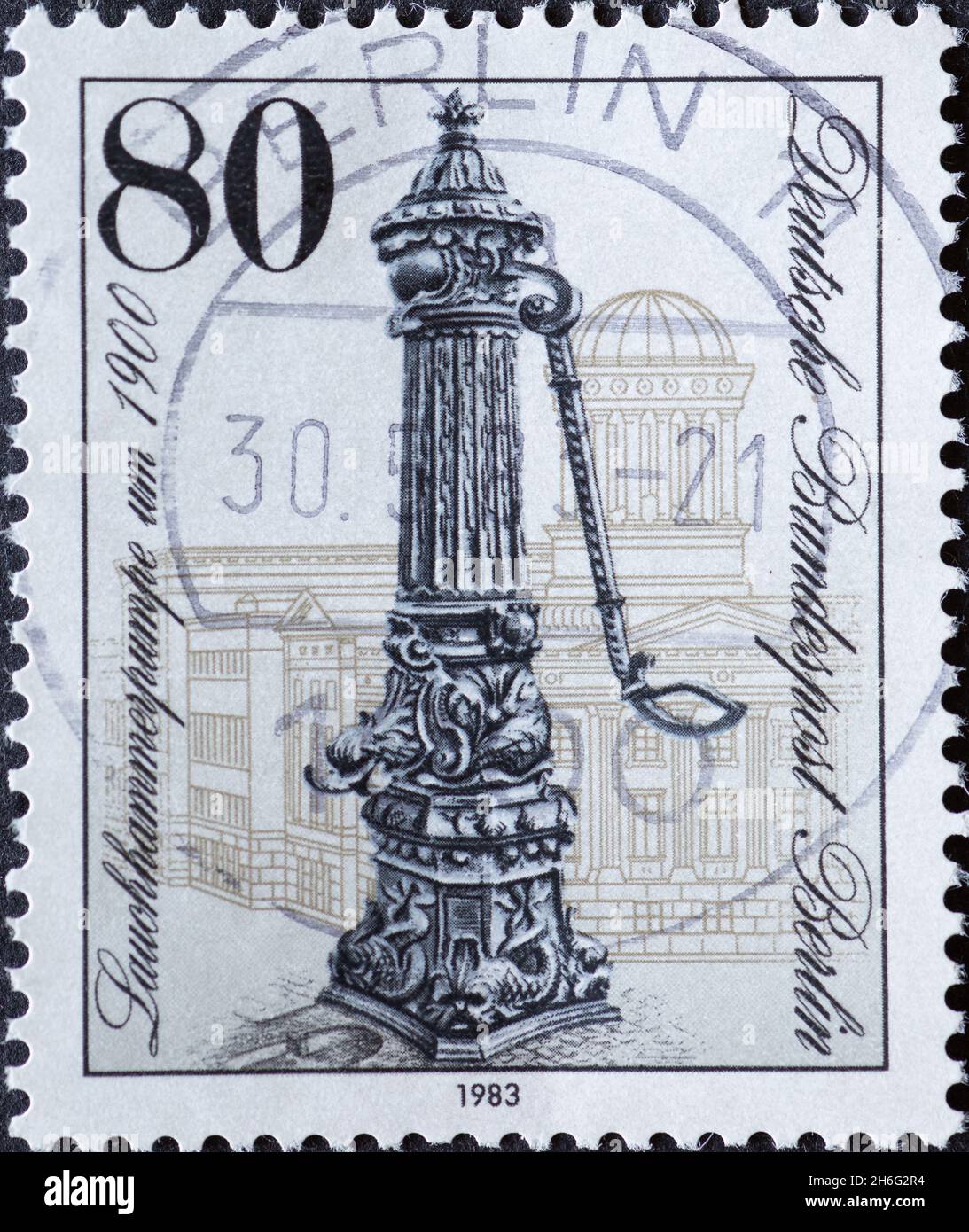 ALLEMAGNE, Berlin - VERS 1983: Timbre-poste d'Allemagne, Berlin montrant les pompes de rue historiques à Berlin vers 1900: Pompe de marteau de lauch, château de stre Banque D'Images