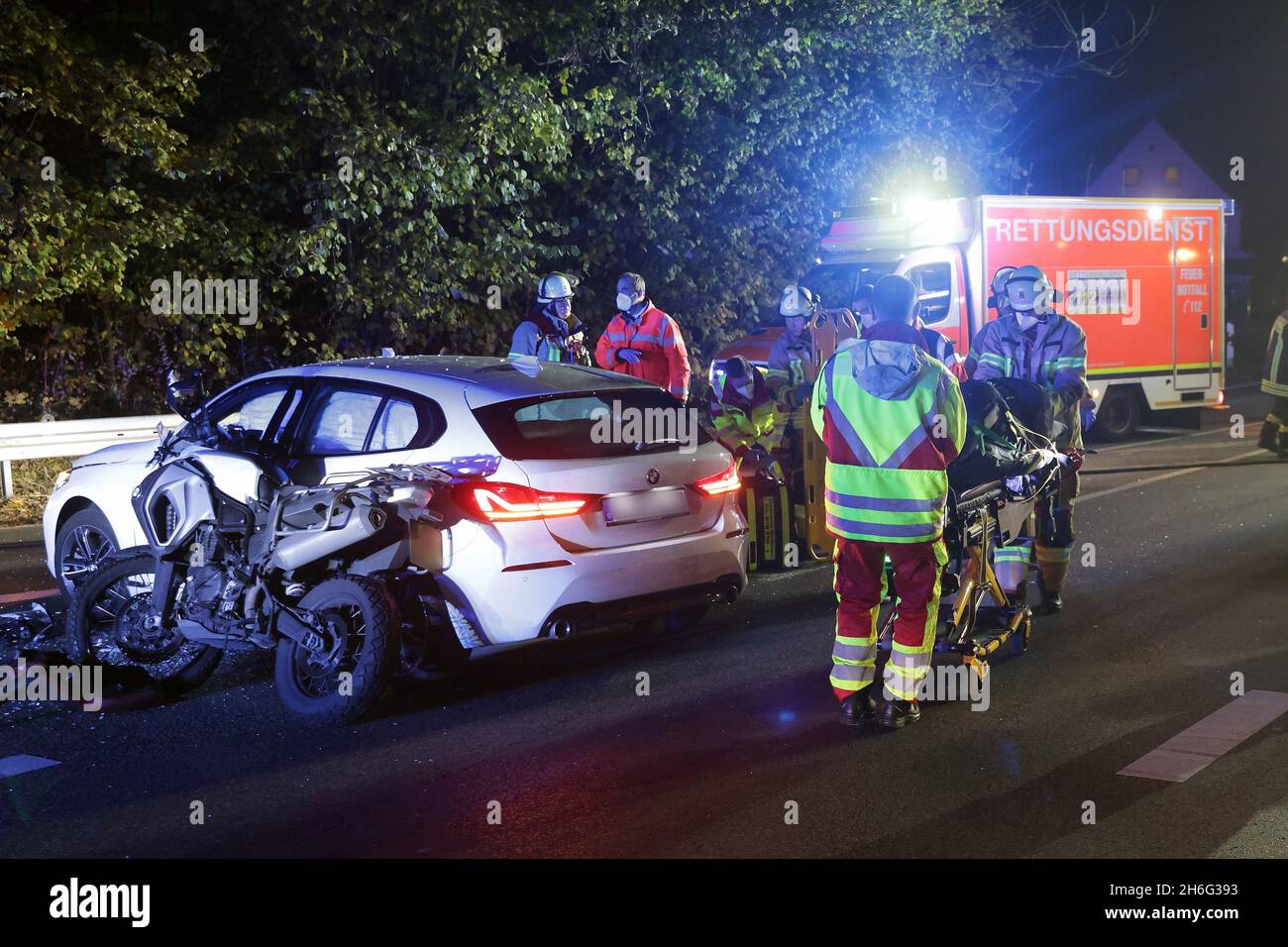 Düsseldorf, Allemagne.15 novembre 2021.Après un accident de la route sur la B7 dans le district de Hubbelrath à Düsseldorf, les premiers intervenants et les membres du service des incendies sont en action.Une moto et une BMW ont été impliquées dans l'accident.Le motocycliste a été blessé.Credit: David Young/dpa - ATTENTION: Une plaque d'immatriculation a été pixelated pour des raisons juridiques/dpa/Alay Live News Banque D'Images