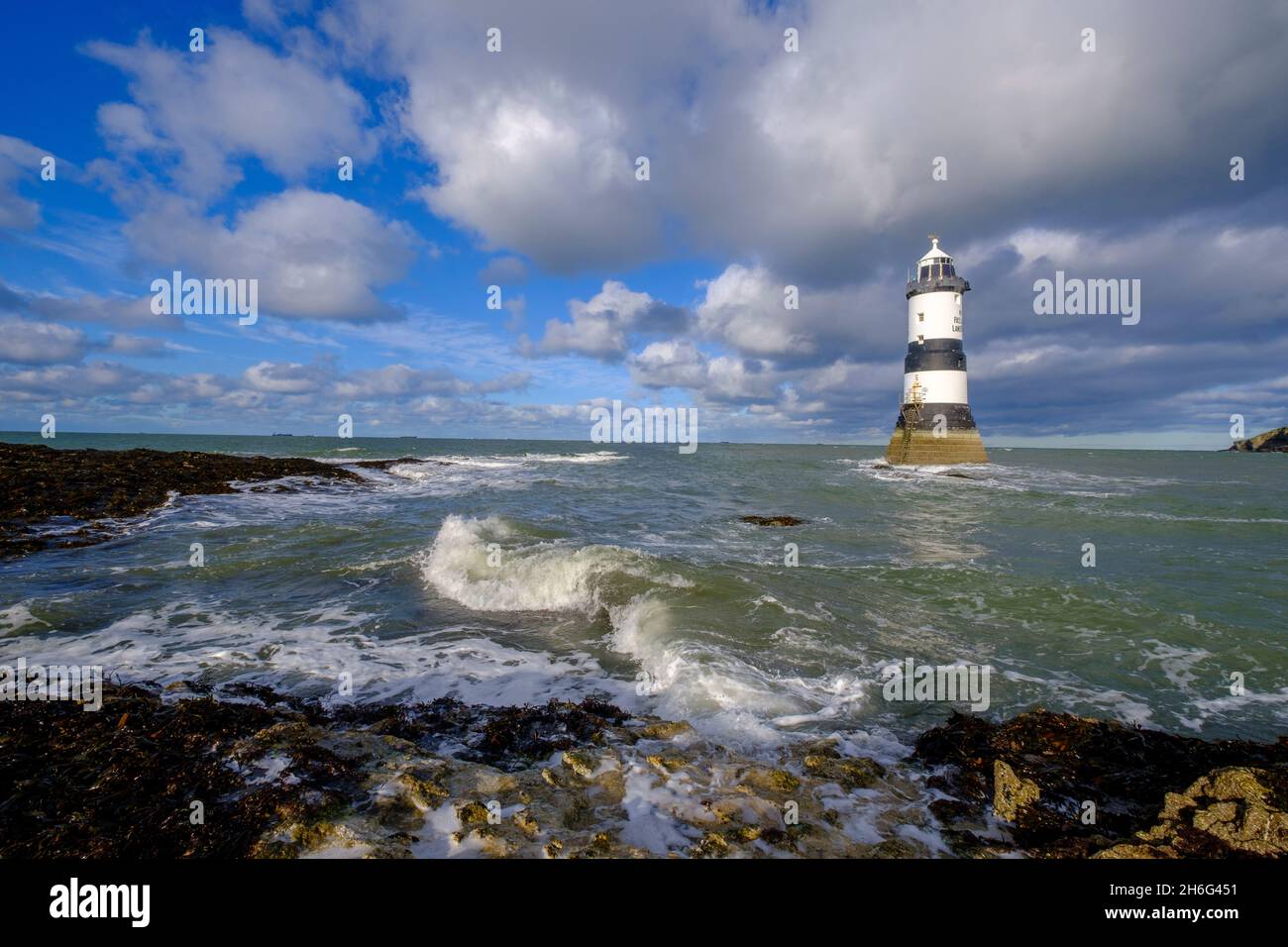 Le phare de Penmon point sur Anglesey, au nord du pays de Galles, au Royaume-Uni Banque D'Images