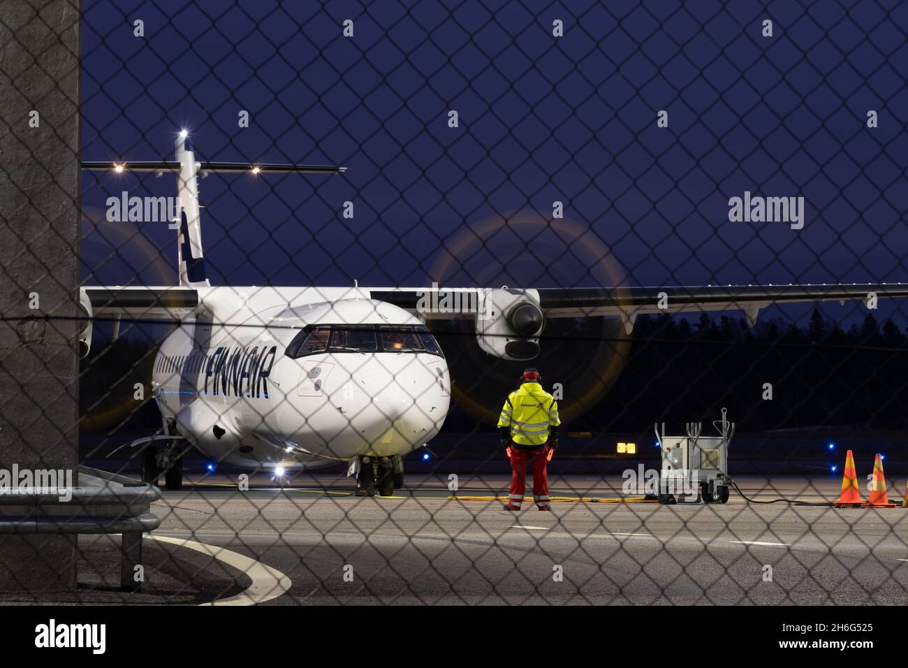 Helsinki / Finlande - 15 NOVEMBRE 2021 : avion turbopropulseur ATR-72, exploité par le transporteur de pavillon finlandais Finnair, se préparant au départ Banque D'Images