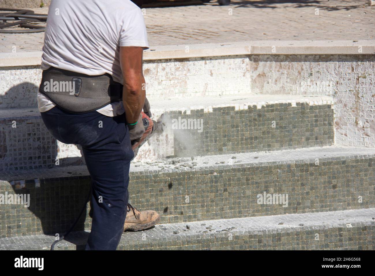 Retirer les piscines en mosaïque anciennes en préparation pour les nouvelles.Rénovation complète de la piscine. Banque D'Images