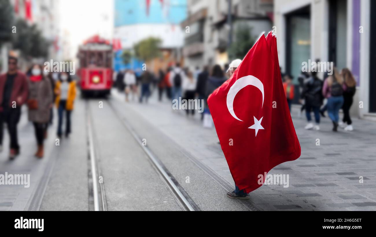Homme portant le drapeau turc dans la rue sur la place Taksim.Mise au point sélective Banque D'Images