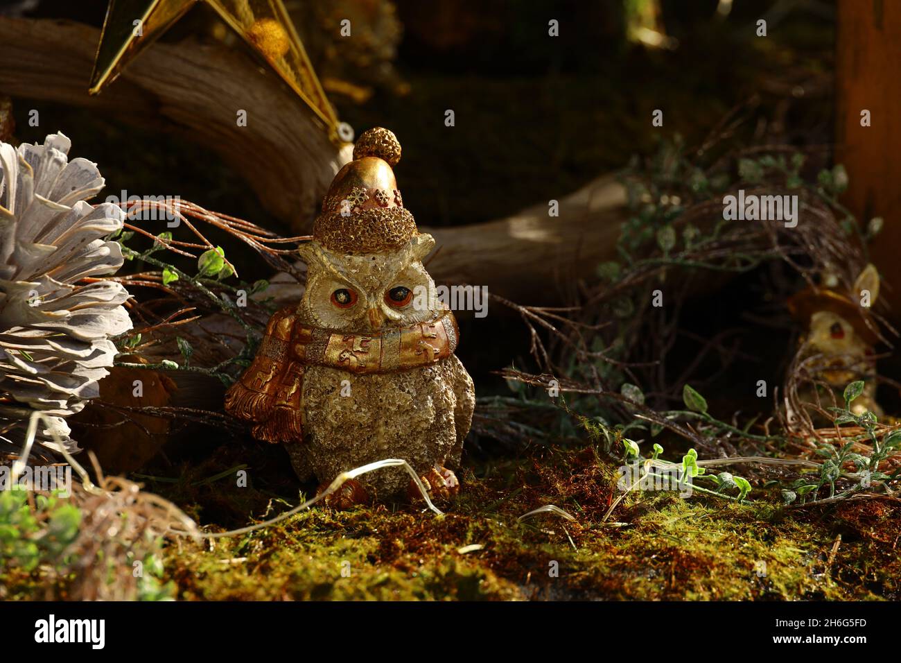 Poupée hibou portant un silencieux dans les décorations de Noël Banque D'Images