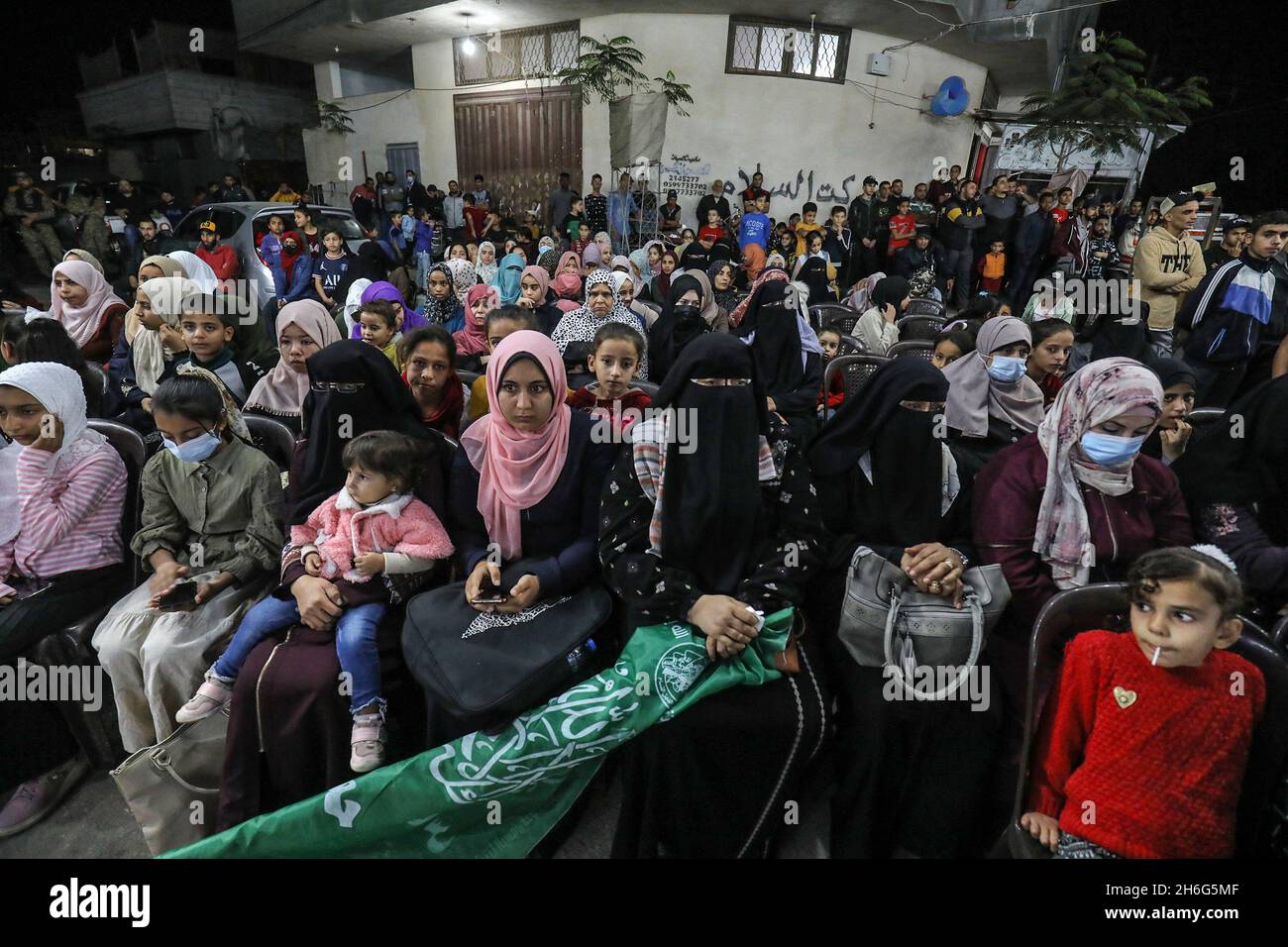 Les membres des Brigades Martyr Izz al-DIN al-Qassam participent à un service commémoratif pour le membre d'al-Qassam Raed al-Rantisi, dans la bande de Gaza, le 15 novembre 2021. Banque D'Images