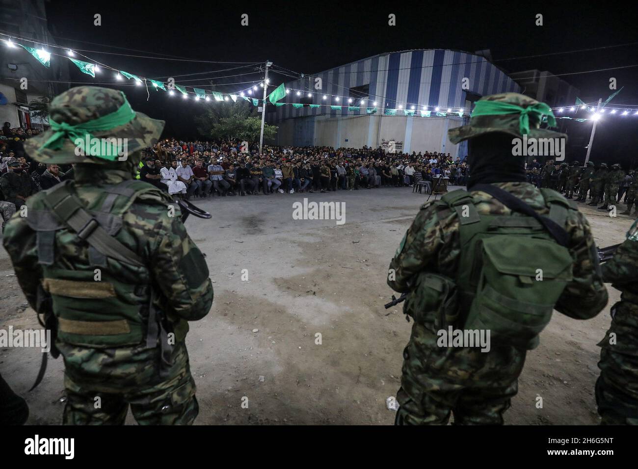 Les membres des Brigades Martyr Izz al-DIN al-Qassam participent à un service commémoratif pour le membre d'al-Qassam Raed al-Rantisi, dans la bande de Gaza, le 15 novembre 2021. Banque D'Images