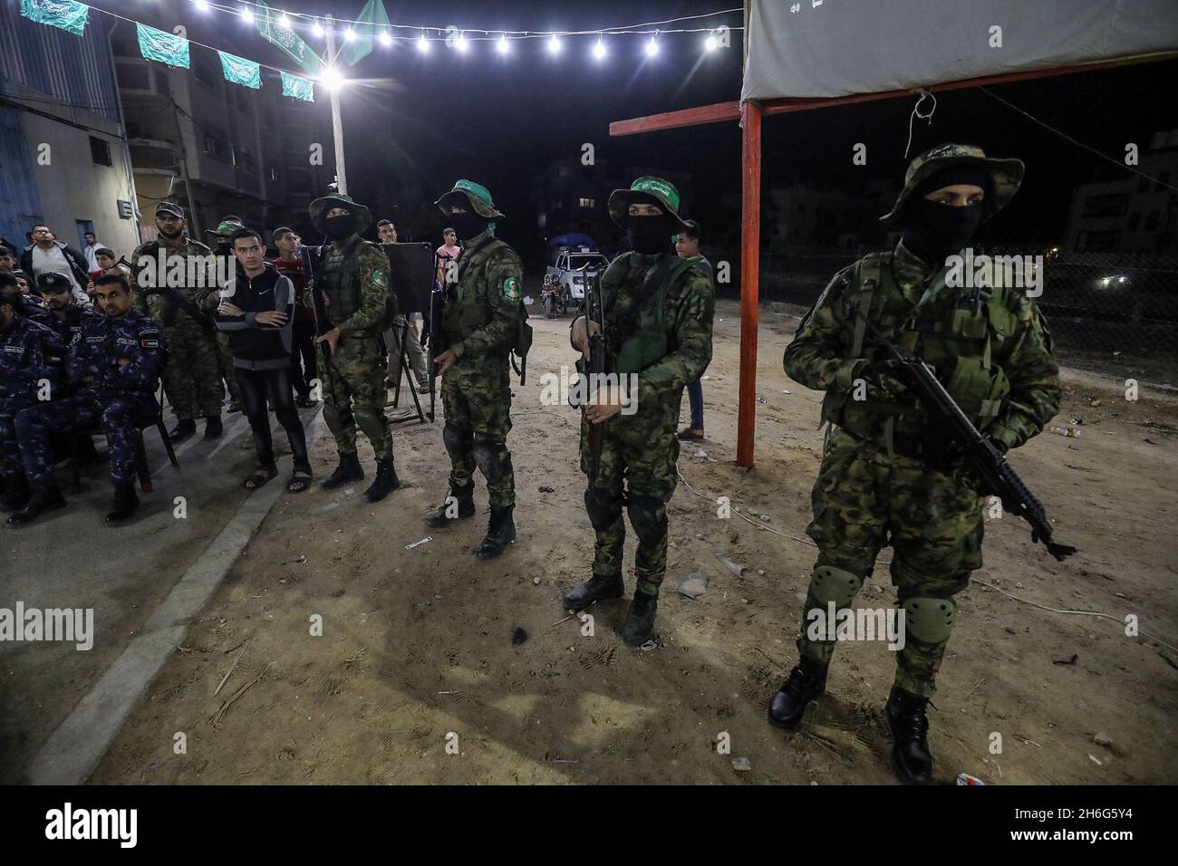 Les membres des Brigades Martyr Izz al-DIN al-Qassam participent à un service commémoratif pour le membre d'al-Qassam Raed al-Rantisi, dans la bande de Gaza, le 15 novembre 2021. Banque D'Images