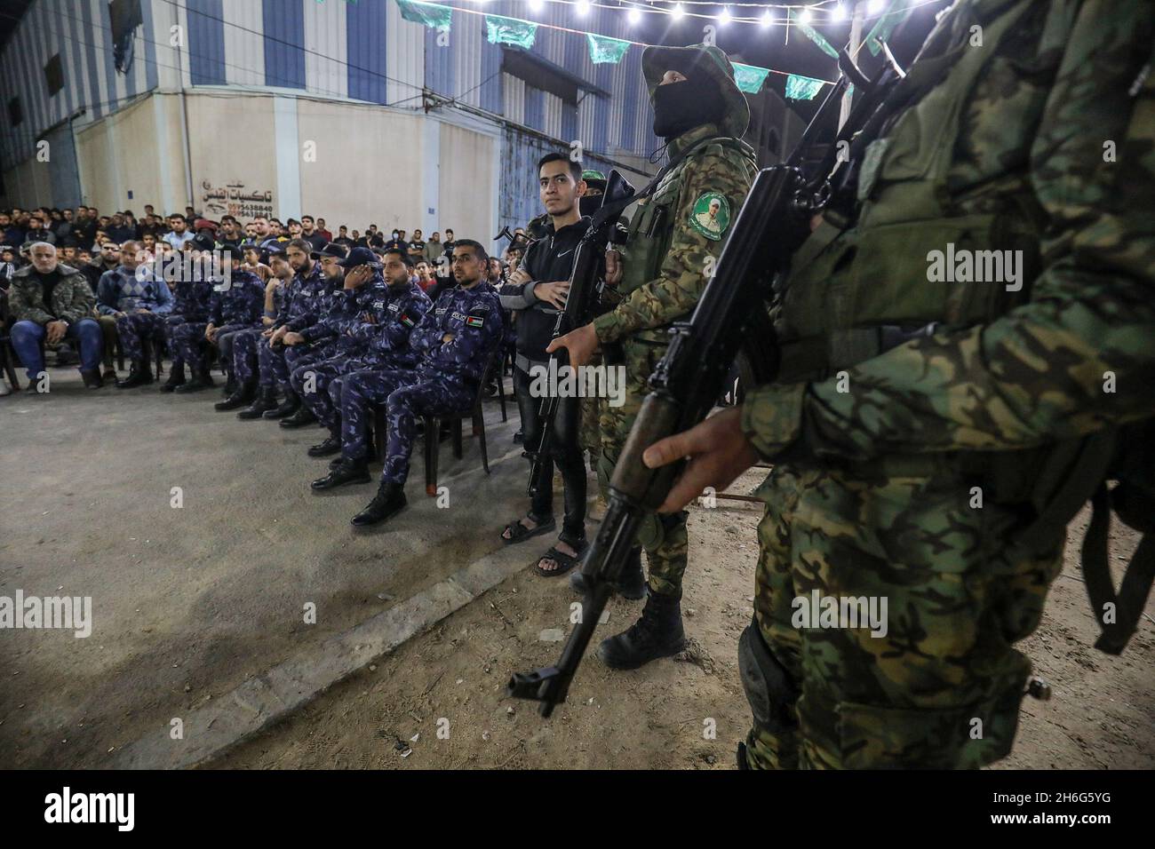 Les membres des Brigades Martyr Izz al-DIN al-Qassam participent à un service commémoratif pour le membre d'al-Qassam Raed al-Rantisi, dans la bande de Gaza, le 15 novembre 2021. Banque D'Images