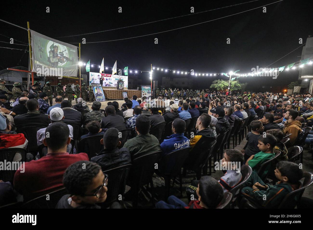 Les membres des Brigades Martyr Izz al-DIN al-Qassam participent à un service commémoratif pour le membre d'al-Qassam Raed al-Rantisi, dans la bande de Gaza, le 15 novembre 2021. Banque D'Images
