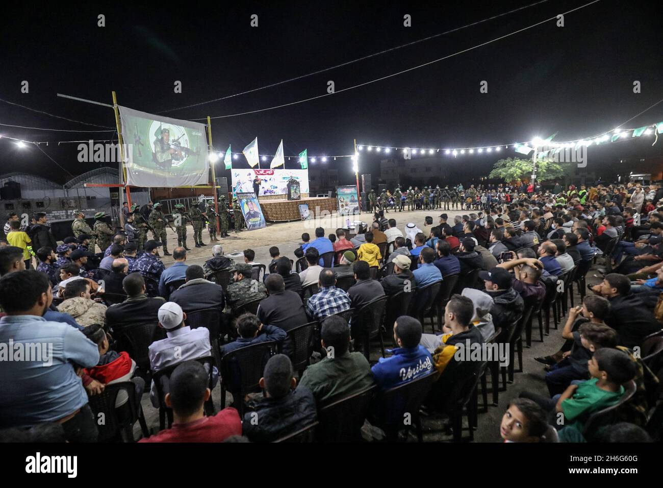 Les membres des Brigades Martyr Izz al-DIN al-Qassam participent à un service commémoratif pour le membre d'al-Qassam Raed al-Rantisi, dans la bande de Gaza, le 15 novembre 2021. Banque D'Images