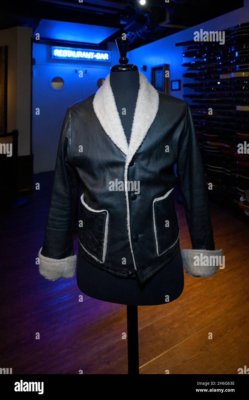 New York, États-Unis.15 novembre 2021.Une veste portée par Elvis Presley  lors de la présentation de Julien's Auction Icons & Rock “N” Roll au Times  Square Hard Rock à New York NY, le