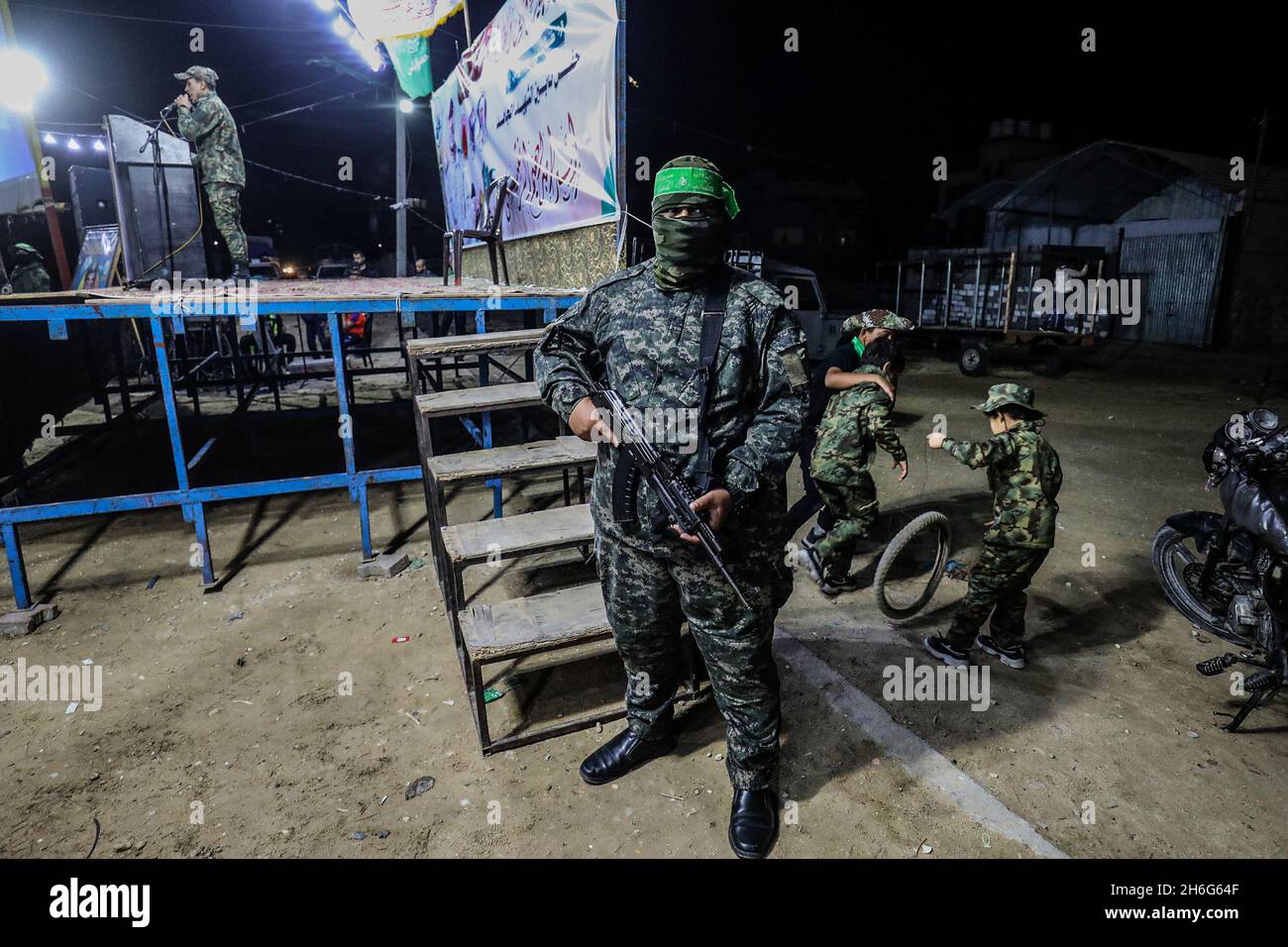 Les membres des Brigades Martyr Izz al-DIN al-Qassam participent à un service commémoratif pour le membre d'al-Qassam Raed al-Rantisi, dans la bande de Gaza, le 15 novembre 2021. Banque D'Images