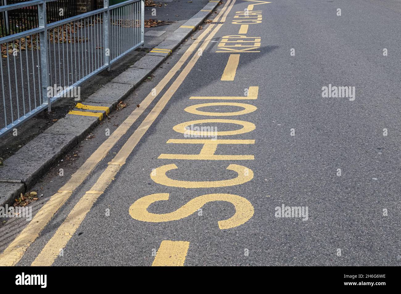 École Gardez des marques claires sur la rue pour garder l'espace hors des écoles libres des véhicules garés, Londres Angleterre Royaume-Uni Banque D'Images