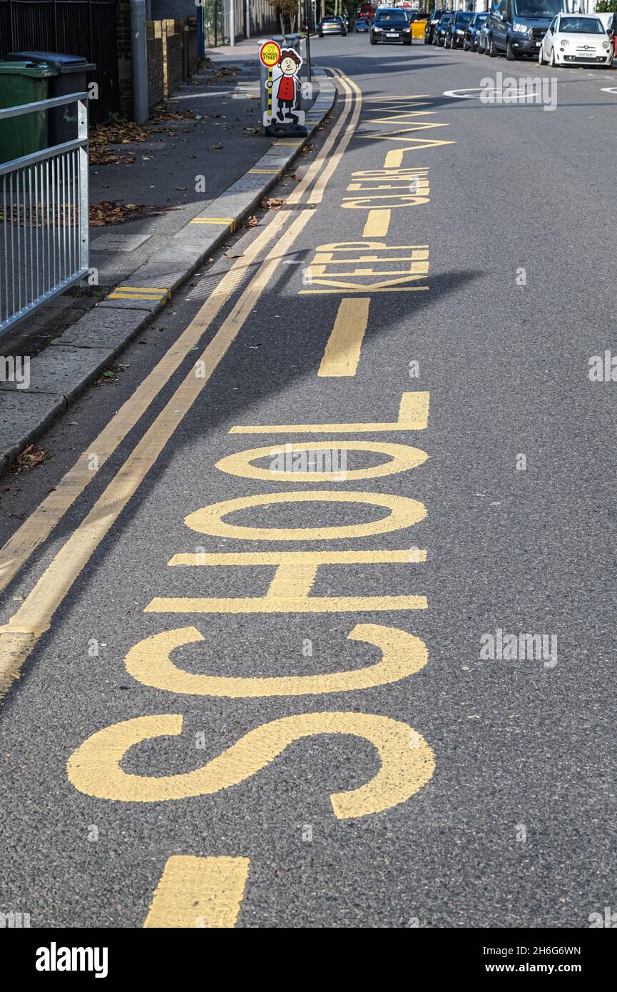 École Gardez des marques claires sur la rue pour garder l'espace hors des écoles libres des véhicules garés, Londres Angleterre Royaume-Uni Banque D'Images